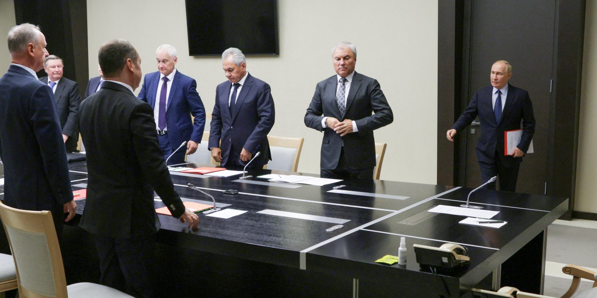 Диктатор Владимир Путин идет на встречу с членами Совета безопасности РФ (Фото: Sputnik/Gavriil Grigorov/Kremlin via REUTERS)