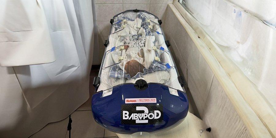 Малыш-торопыжка в кювезе BabyPod2 (Фото: Huggies)