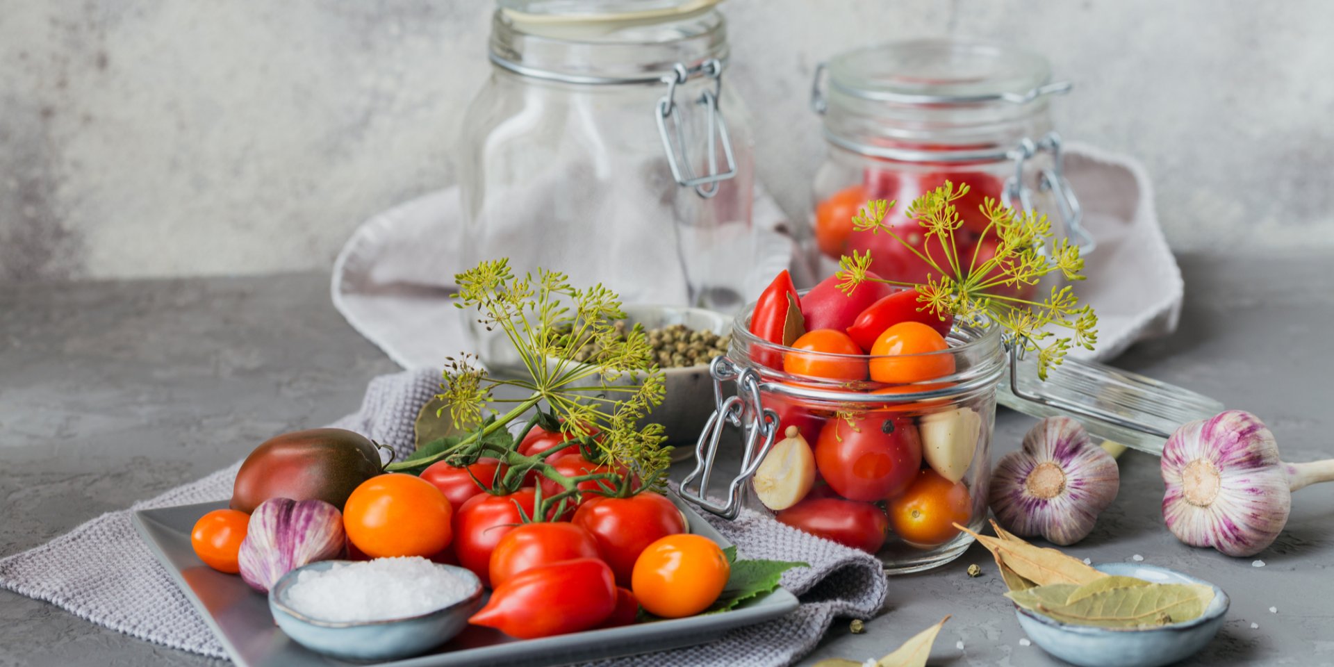 Вкусные консервированные половинками помидоры на зиму (Фото: svittlana / depositphotos)