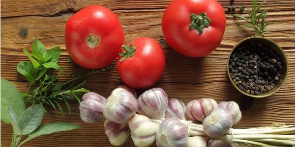 Свежие томаты прекрасно сочетаются со вкусом чеснока в консервациях (Фото: fotokris44/depositphotos)