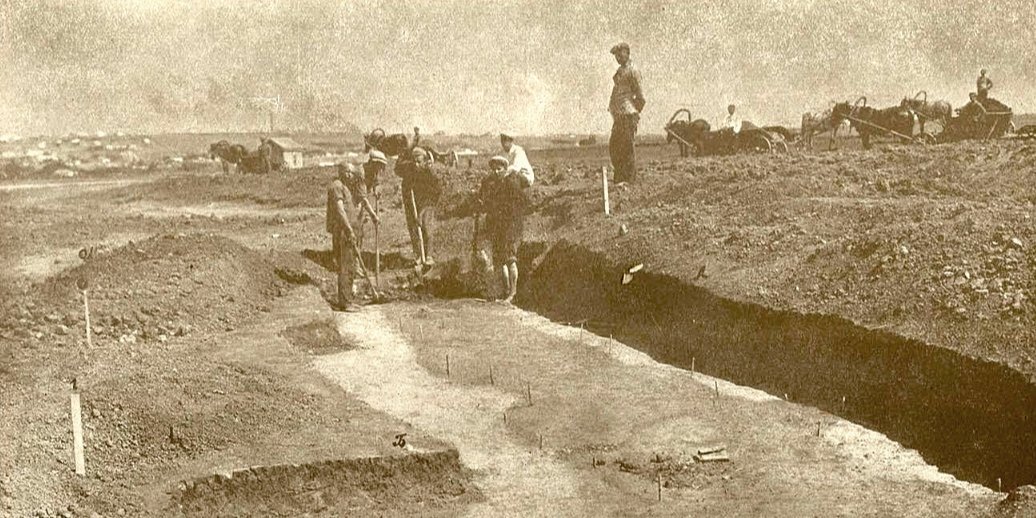 Раскопки Мариупольского могильника на полосе «красной земли», 1930 год (Фото: Национальная историческая библиотека Украины)