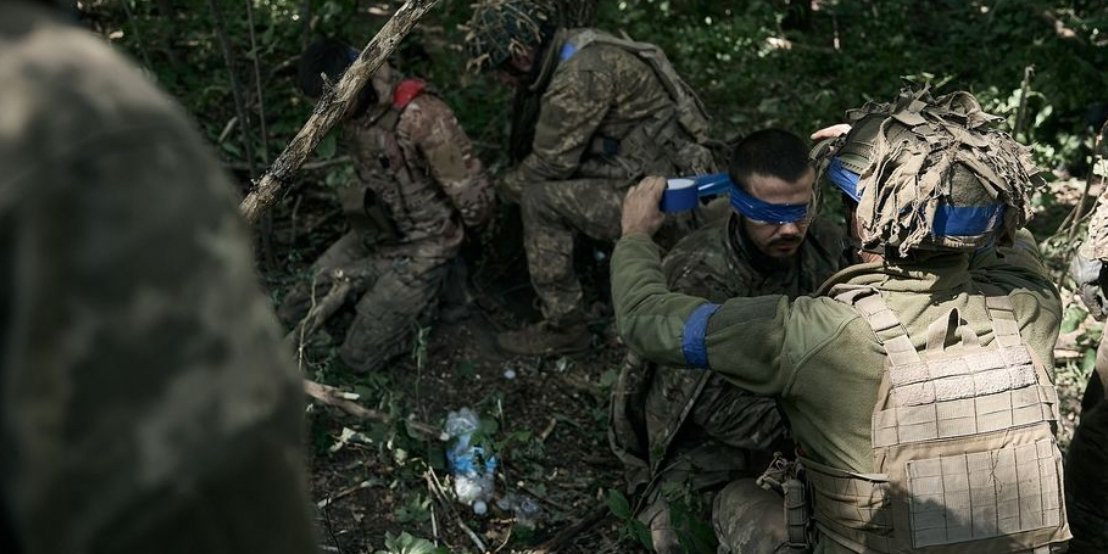 Украинские военные берут в плен россиян в Курской области (Фото: Instagram libkos)