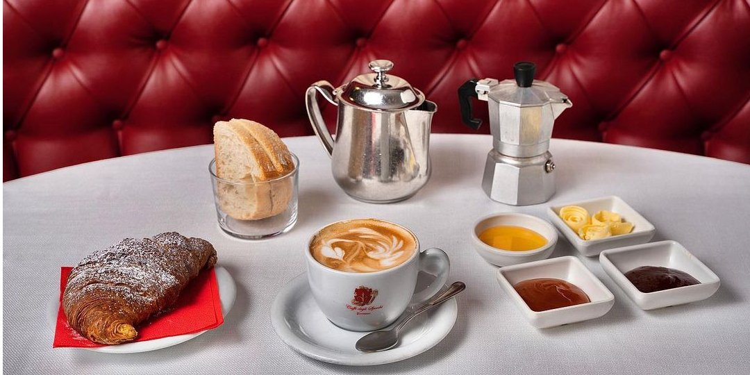 Как пьют кофе в Италии (Фото: Instagram @caffe_degli_specchi)