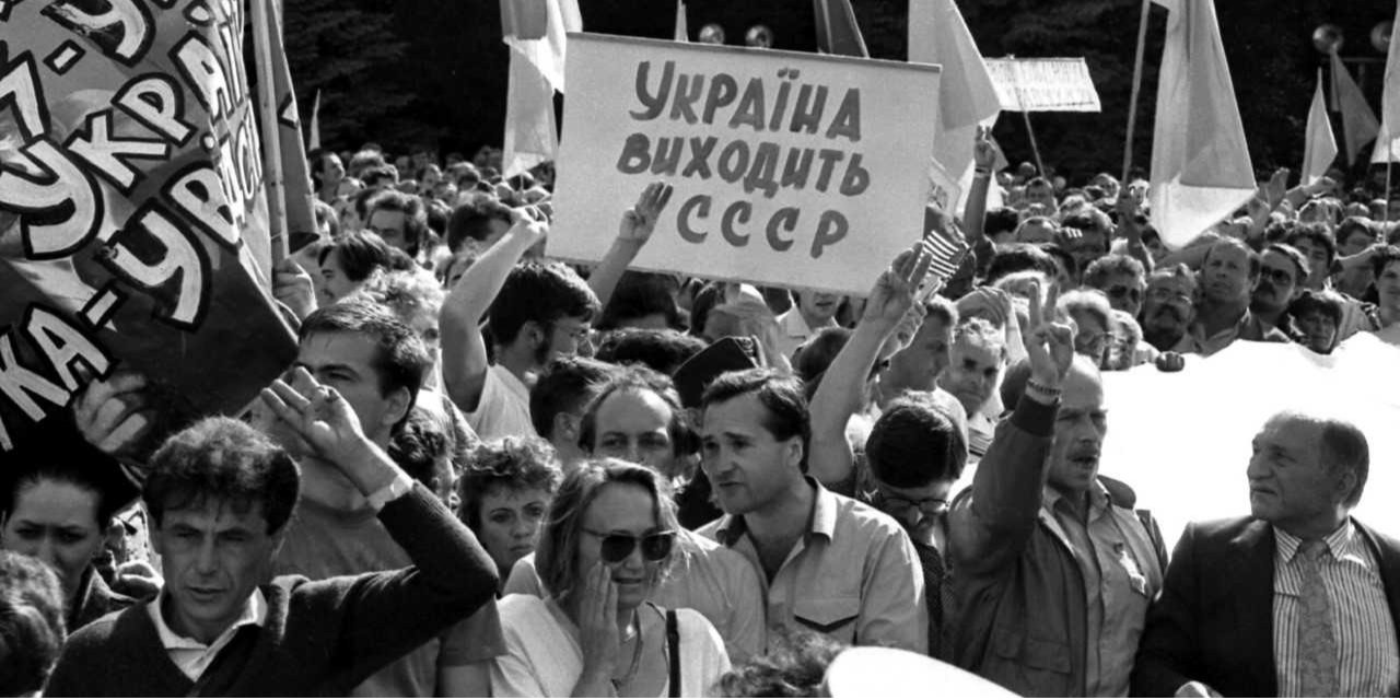Митинг на площади возле Верховной Рады в день принятия Акта провозглашения независимости Украины. Киев, 24 августа 1991 года (Фото: Укринформ)
