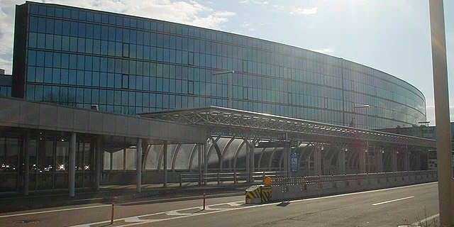 Аэропорт Титосе остановил работу из-за пропавших ножниц (Фото: Hykw-a4)