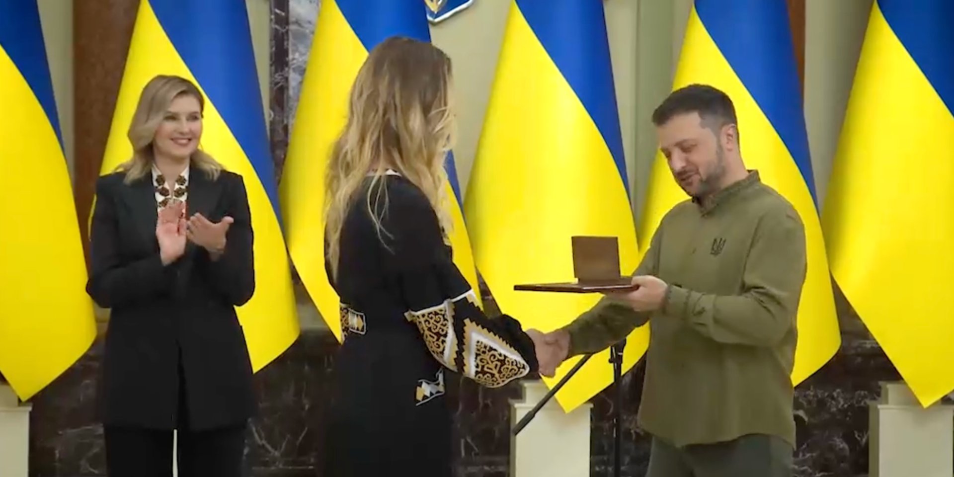 Владимир Зеленский вручает награду Ольге Харлан (Фото: Скриншот видео / Владимир Зеленский /Telegram)