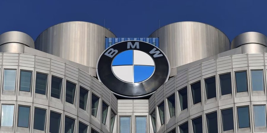 BMW збільшила продажі на третину (Фото:REUTERS/Andreas Gebert)