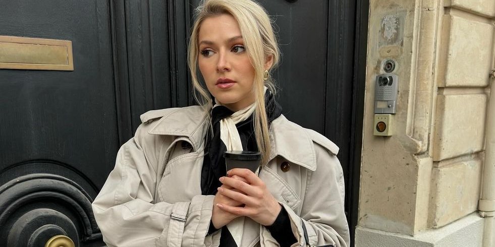 Що стосується верхнього одягу, то подовжений тренч завжди виручить восени. Це класичний предмет гардероба з позачасовим дизайном (Фото: instagram.com/mariebnnnz)