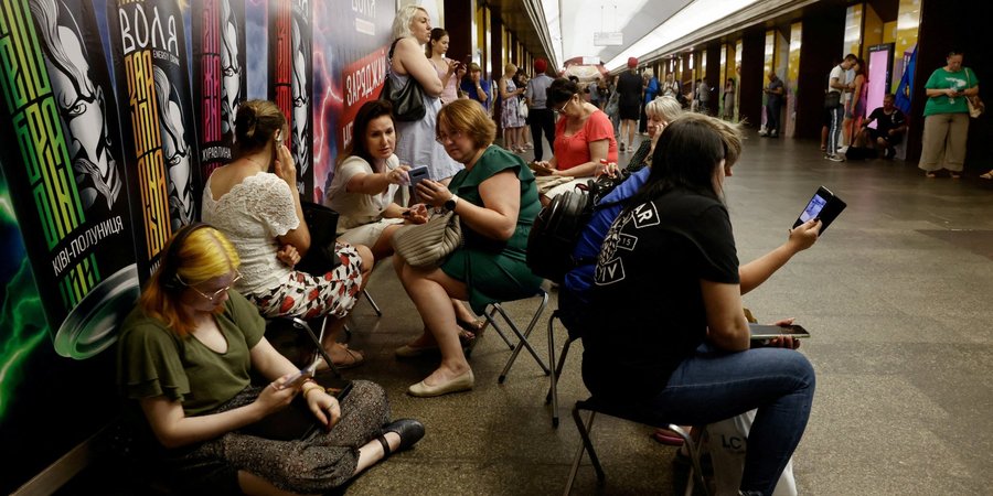 Станції метро Києва цілодобово працюють у режимі укриття (Фото:REUTERS/Thomas Peter)