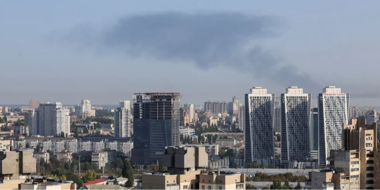 Smoke over Kyiv after Aug. 26 missile attack (Photo: REUTERS/Gleb Garanich)