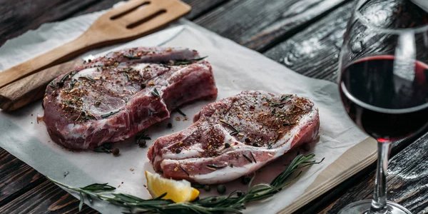 Употребление красного мяса может быть вредным для здоровья (Фото: ArturVerkhovetskiy/depositphotos)