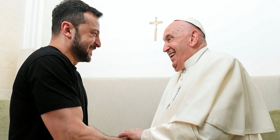 Володимир Зеленський з&nbsp;Папою Римським Франциском в Італії 14 червня (Фото:Vatican Media/&shy;Handout via REUTERS)
