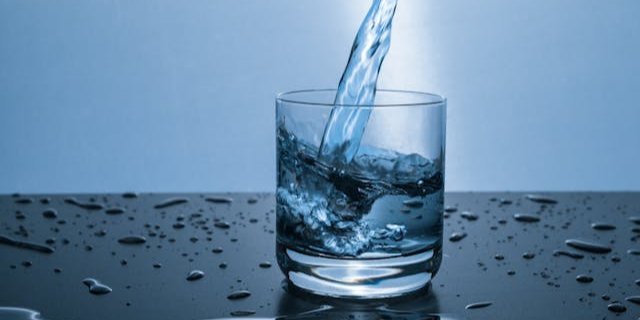 Новое устройство позволит обнаружить вредный микропластик в воде (Фото: pexels)