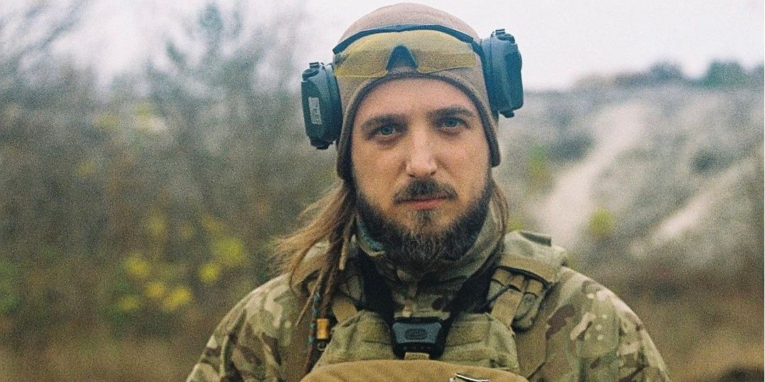 У Києві один із провулків перейменували на честь загиблого поета Максима Кривцова (Фото: @kryk_na_terykoni/Instagram)