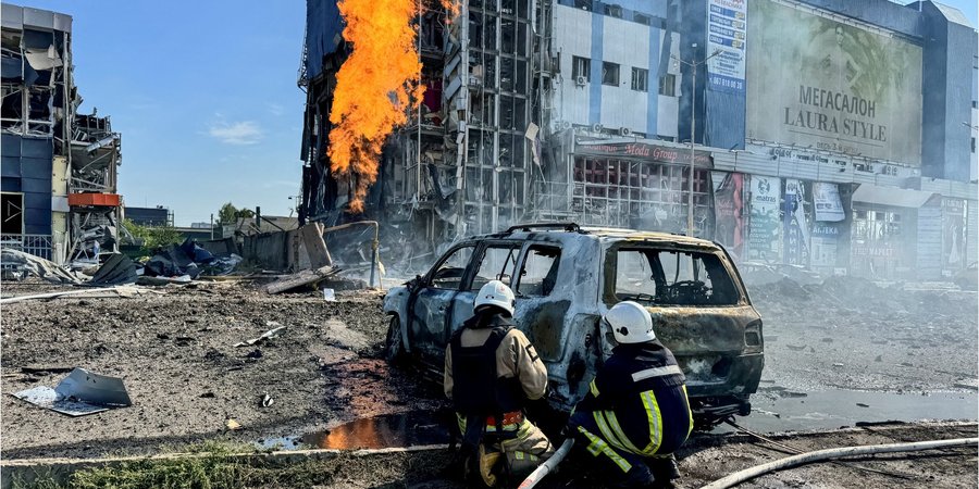 Россияне нанесли около 10 ударов по Харькову, горел торговый центр, более 40 человек пострадали — онлайн