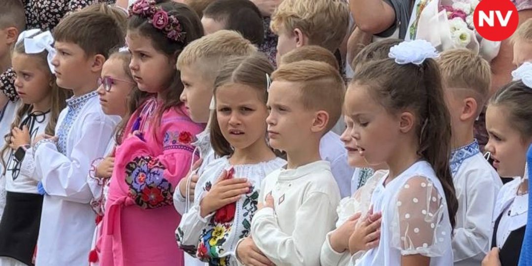 Українські діти пішли до школи (Фото: @NV)