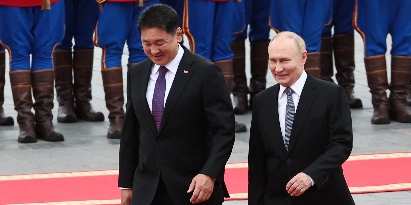Российский диктатор Владимир Путин и президент Монголии Ухнаагийн Хурэлсух на официальной церемонии встречи в Улан-Баторе, Монголия, 3 сентября (Фото: Sputnik/Sofia Sandurskaya/Pool via REUTERS)