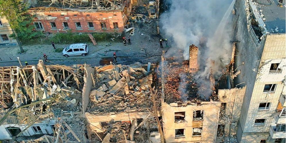 Здания во Львове, пострадавшие при российском обстреле 4 сентября (Фото: Press service of the State Emergency Service of Ukraine/Handout via REUTERS)
