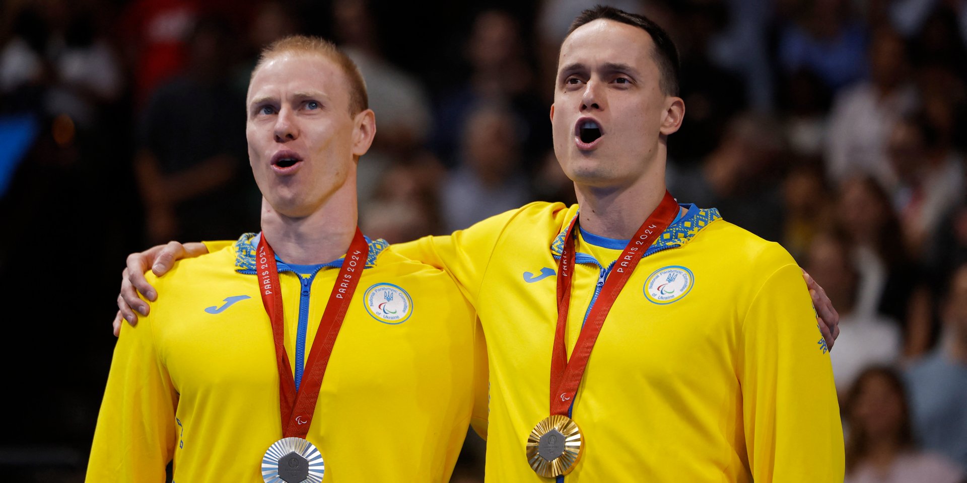 Денисенко (золото) и Веракса (серебро) поют гимн Украины на церемонии награждения (Фото: REUTERS/Andrew Couldridge)