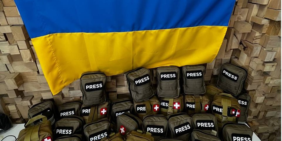 Цель кампании — приобрести 400 аптечек и турникетов для журналистов (Фото: 2402 foundation)