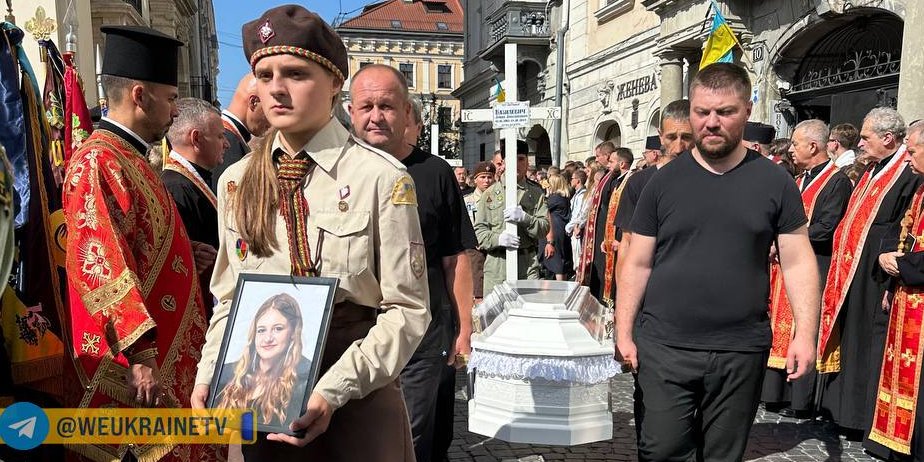 У Львові попрощалися з Євгенією Базилевич та трьома її доньками, які загинули під час атаки РФ 4 вересня (Фото: Ми Україна / Telegram)