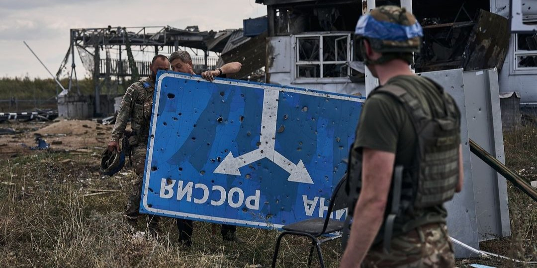 Ukrainian military personnel hold in their hands the Ukraine-Russia junction road sign. Kursk Oblast, Russia (Photo: instagram/libkos)