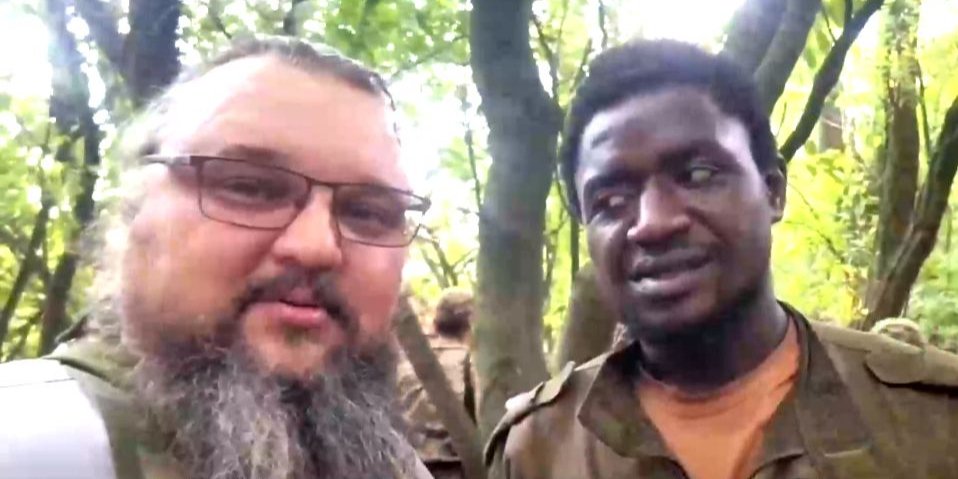 Z-пропагандисти особливо підкреслюють, що африканець нібито «православний» (Фото: Скріншот відео t.me/ButusovPlus)
