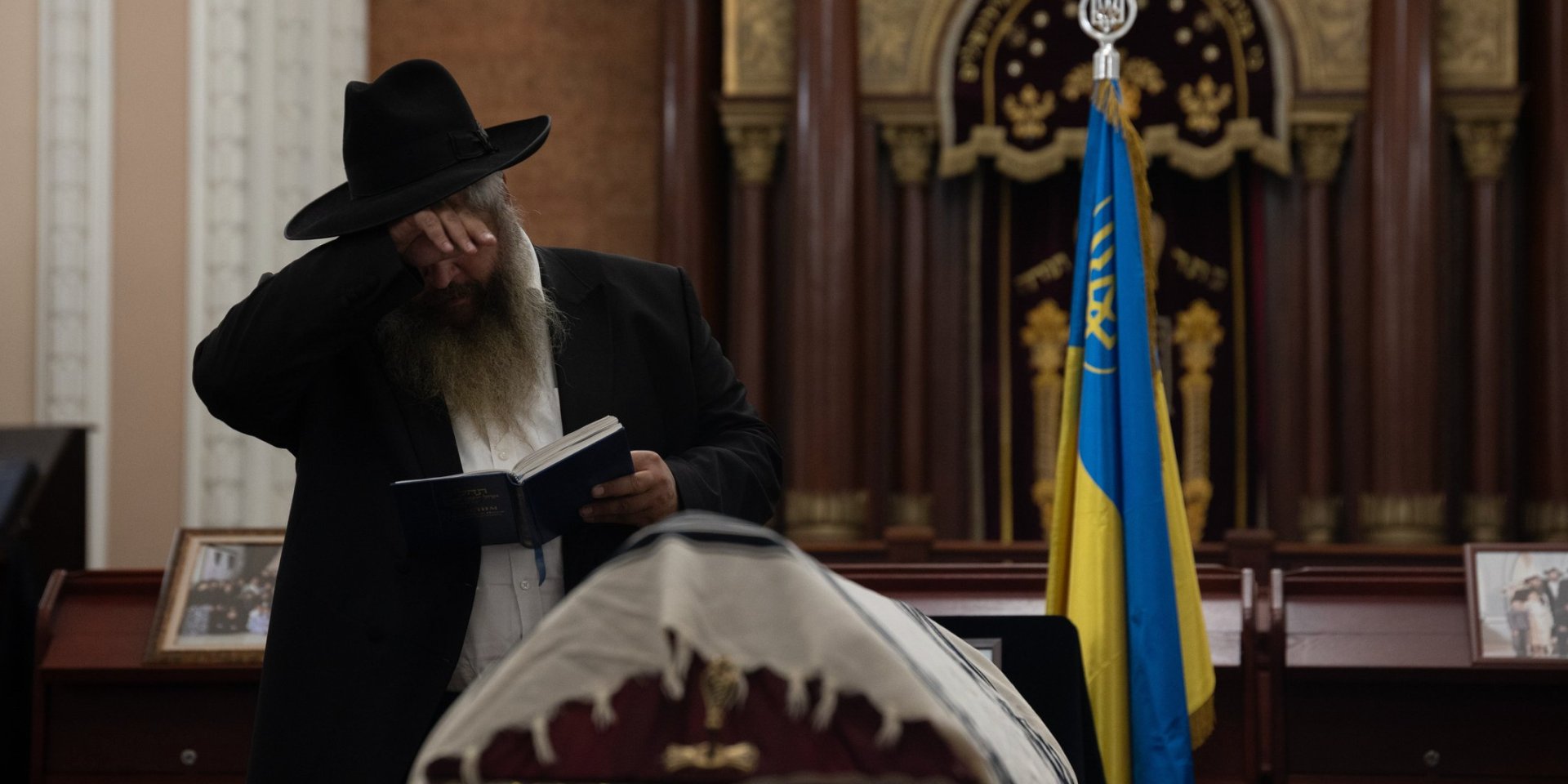Головний рабин України прощається з загиблим на війні сином (Фото: Суспільне Новини/Олександр Магула)