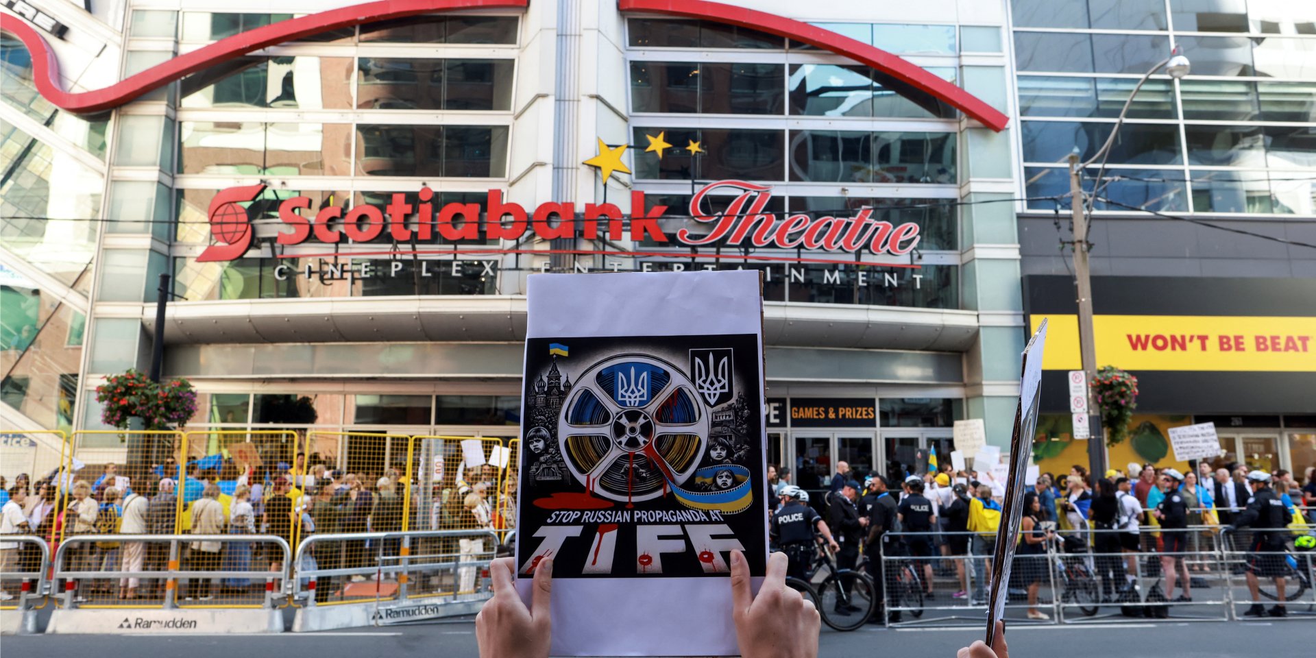 Протестувальники зібралися біля показу на TIFF фільму Росіяни на війні, Торонто, 10 вересня 2024 року (Фото: REUTERS/Carlos Osorio)