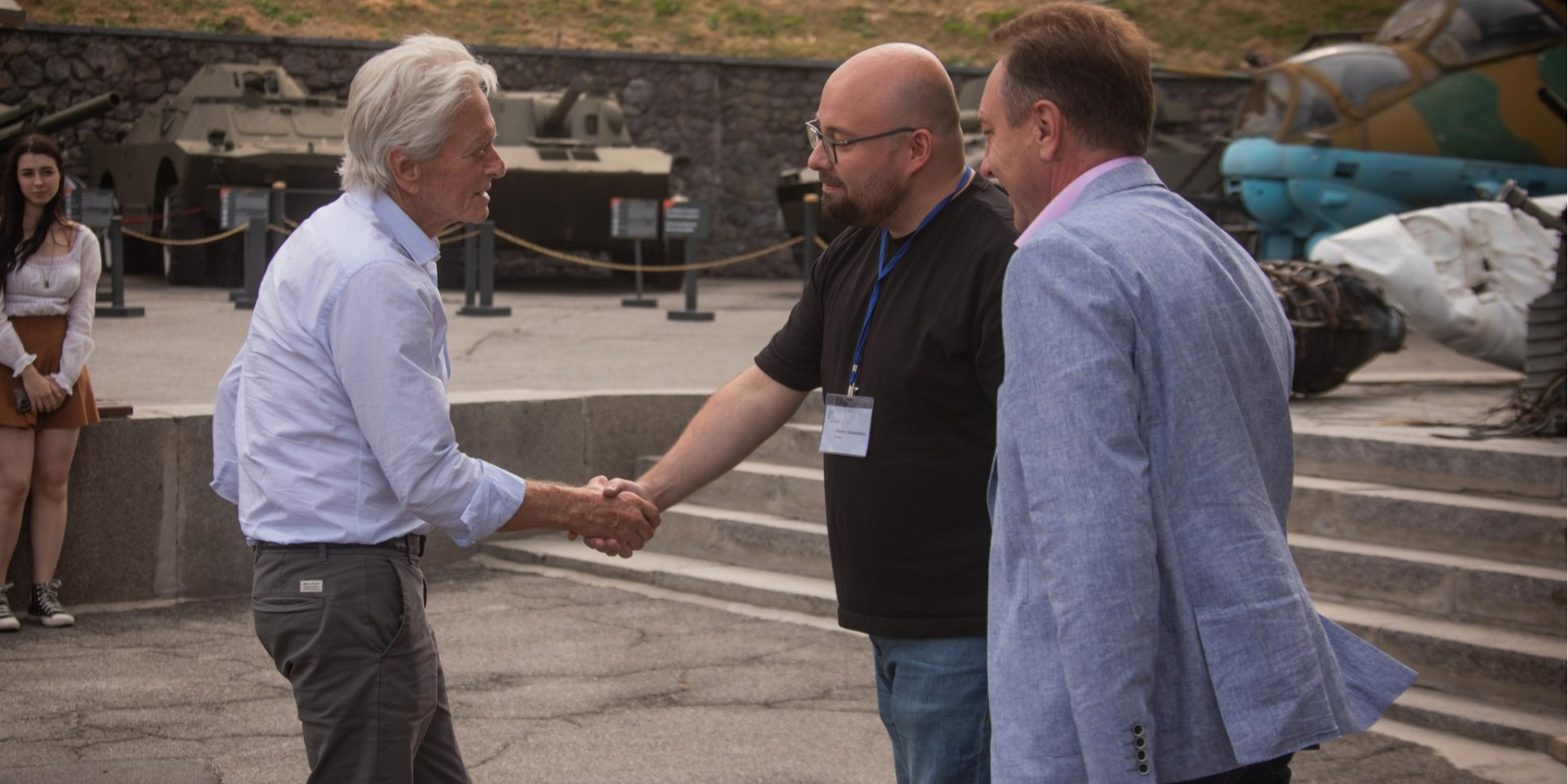 Michael Douglas visited WWII museum in Kyiv (Photo: @warmuseum.kyiv.ua/Facebook)