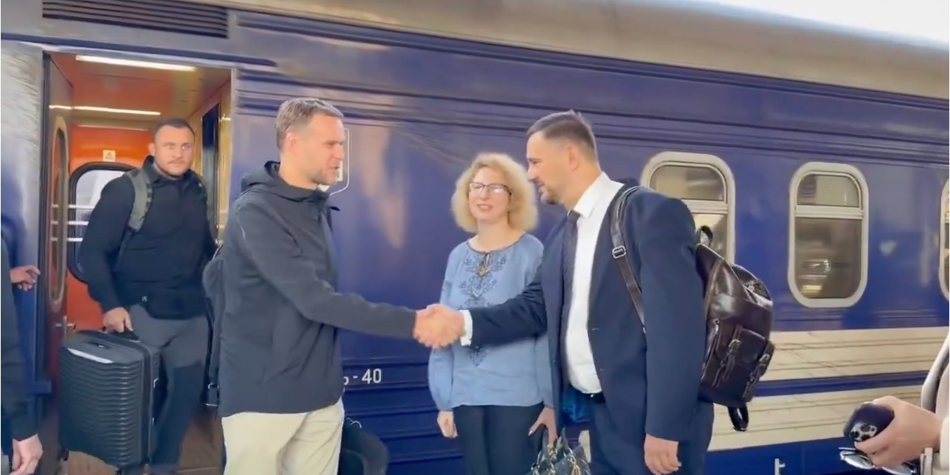 Lithuanian Foreign Minister Gabrielius Landsbergis is coming out of the train in Kyiv (Photo: Video from Gabrielius Landsbergis/X)