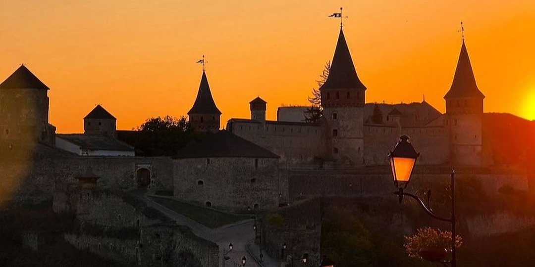 Кам’янець-Подільська фортеця на заході сонця (Фото: instagram.com/ua.mandrivka)