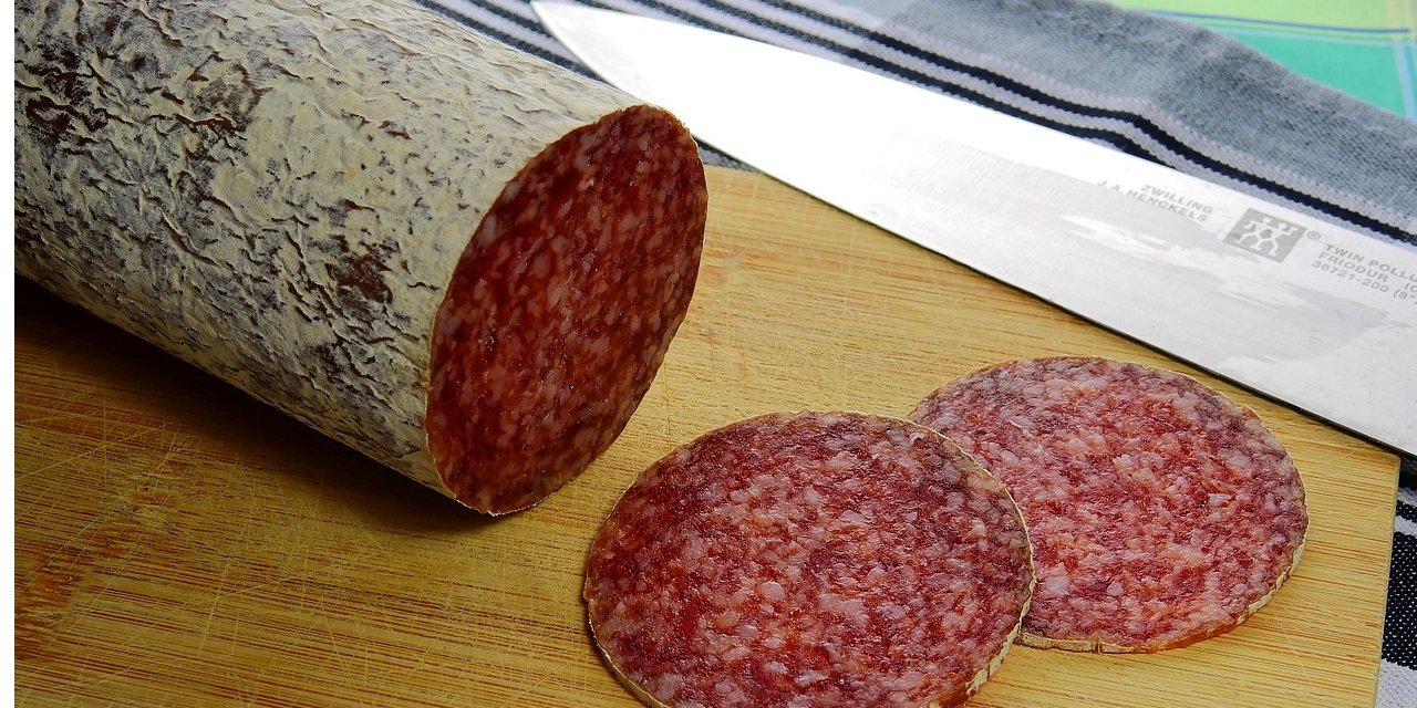 Быстро очищенная шкурка с сырокопченой колбасы (Фото: Bru-nO / pixabay)