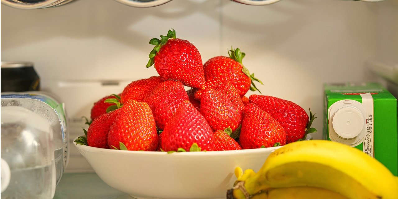 Некоторые продукты нельзя хранить рядом в холодильнике (Фото: rperucho / pixabay)