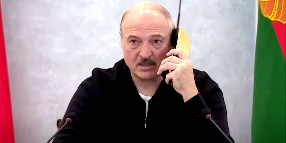 Лукашенко заявил, что беларуский мобильный телефон — это вопрос нацбезопасности (Фото: NV)