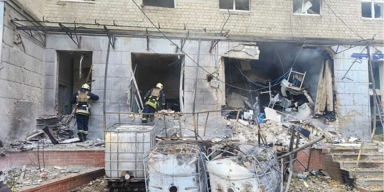 Russia twice attacked a hospital in Sumy (Photo: State Emergency Service of Ukraine/Facebook)