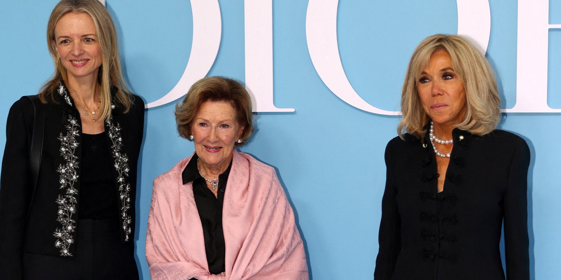 Генеральный директор Christian Dior Дельфин Арно, королева Норвегии Соня Харальдсен и Брижит Макрон, жена президента Франции Эммануэля Макрона (Фото: REUTERS/Johanna Geron)