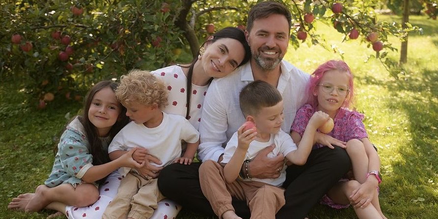 Інна та Тімур Мірошниченко з дітьми (Фото: instagram.com/_inna_mi)