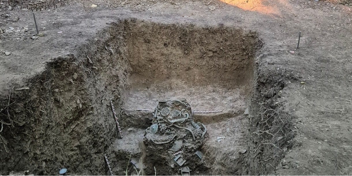 В ходе масштабных раскопок в Бюкке, на северо-западе Венгрии, археологи обнаружили уникальную коллекцию бронзовых и железных предметов (Фото: ELTE BTK Régészettudomány Intézet blogja (блог Археологического института ELTE BTK))