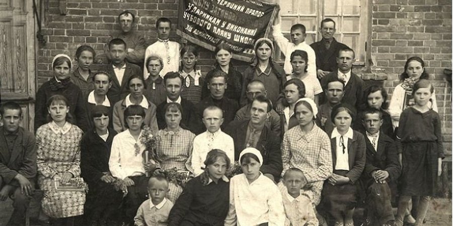 Останній випуск української школи села Нова Сотня Вільховатського району Воронезької (на той момент Центрально-Чорноземної) області РРФСР, 1932−1933 роки (Фото:DR)