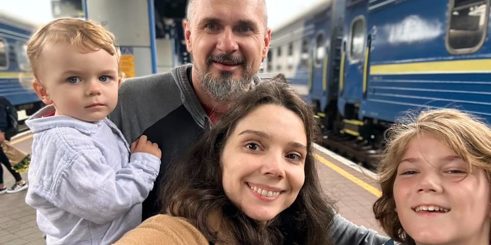 Дружина Олега Сенцова поділилася спільним фото з чоловіком та дітьми (Фото: @veronika.vlech/Facebook)