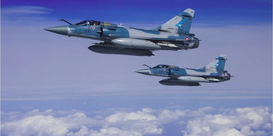 Французские самолеты Mirage 2000−5F в воздушном пространстве Польши, март 2022 года (Фото: REUTERS/Benoit Tessier)