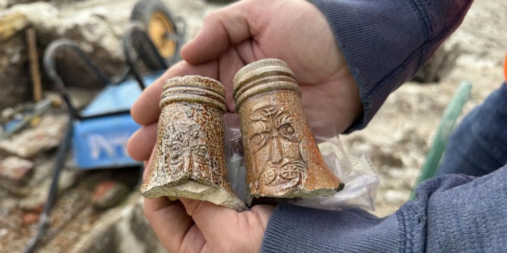 Находки на месте включают глиняные трубки, винные бутылки и древние кувшины. (Фото: BBC / Джо Берн)