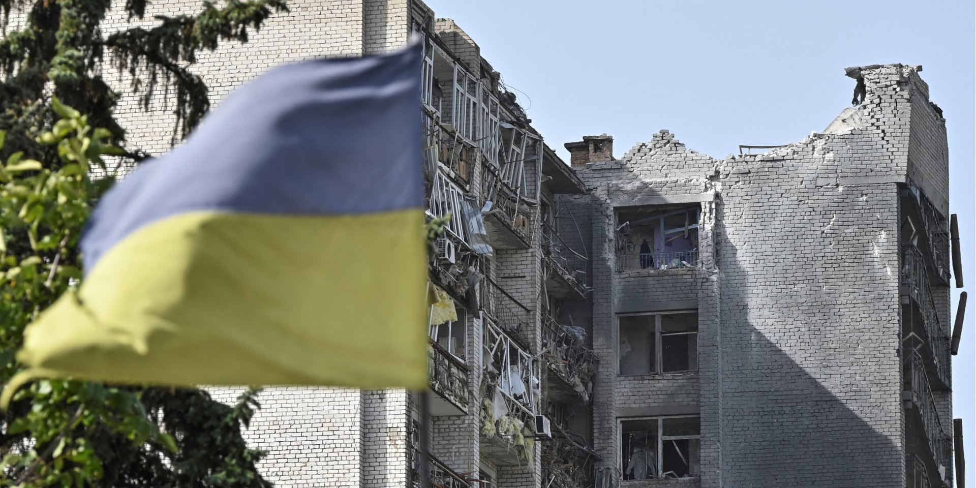 Вид на житловий будинок, пошкоджений російським авіаударом під час нападу Росії на Україну, у Запоріжжі (Фото: REUTERS/Stringer)