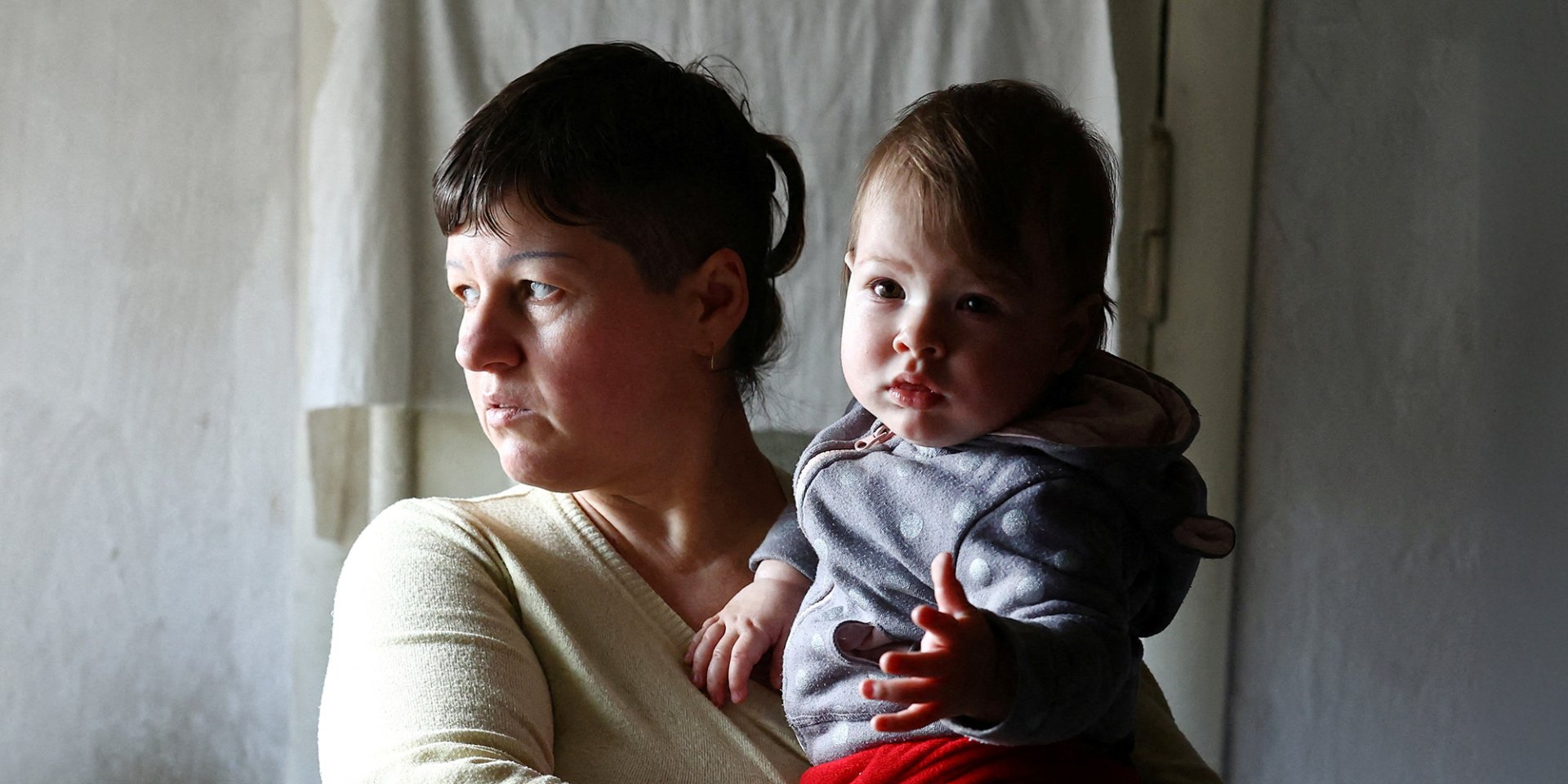 Наталія Лукіна тримає на руках свою доньку Катерину, яка народилася на Херсонщині під час російської окупації (Фото: REUTERS/Lisi Niesner)