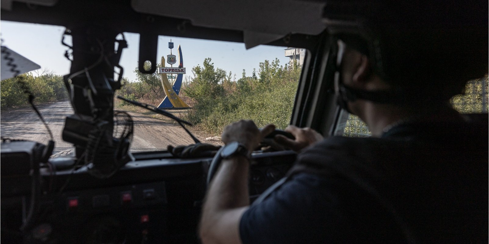 Rescuers of the Phoenix group are evacuating residents of Toretsk (Photo: State Emergency Service of Ukraine/Telegram)