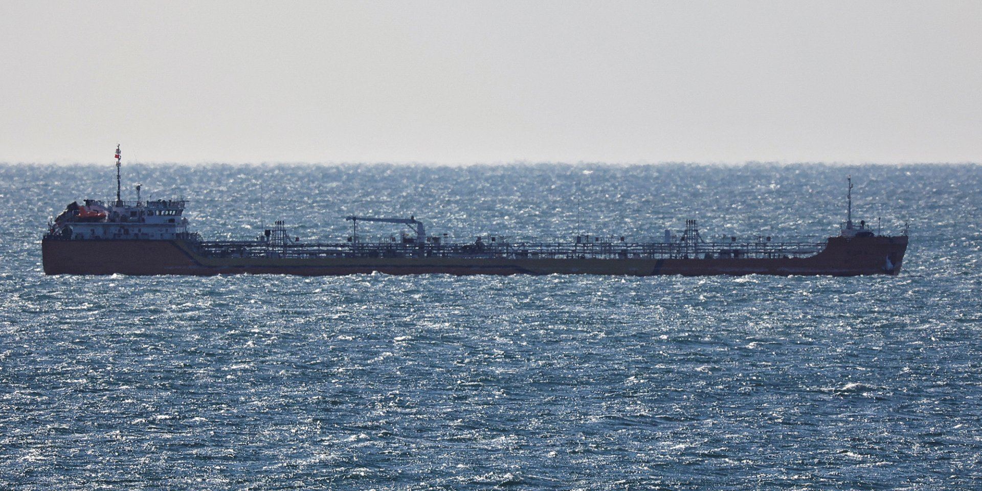 A crude oil tanker sails in the bay near the port city of Nakhodka, Russia (Photo: Reuters / File photo)