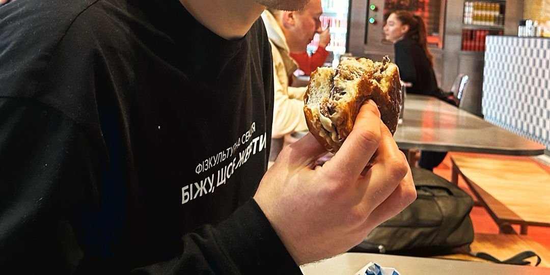 Тревел и гастроблогер рассказывает о вкусных заведениях в Киеве (Фото: Скриншот из видео)