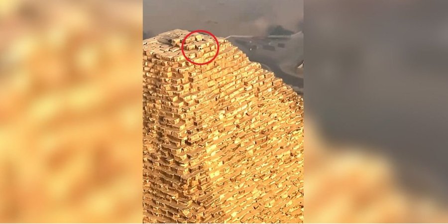 Каким образом собака забралась на вершину пирамиды, не ясно (Фото:Скриншот видео abcnews/instagram)