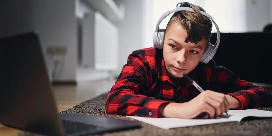 Использование ИИ в школе стало причиной для судебного иска (Фото:Alamy via Reuters)